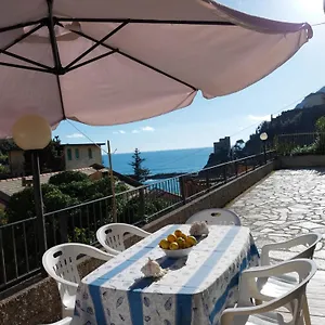 fulvias-cozy-apartment-with-terrace.hotelitalianriviera.com/